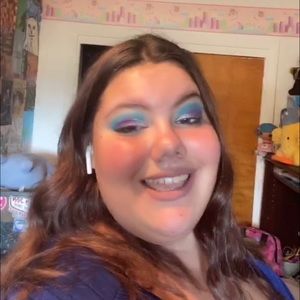 Meet your Posher, Becca